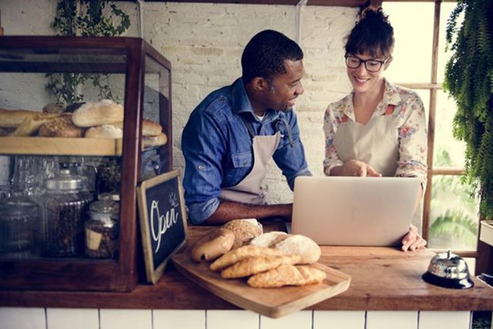  Management vs Leadership: 3 Quick Tips to Improve Employee Retention